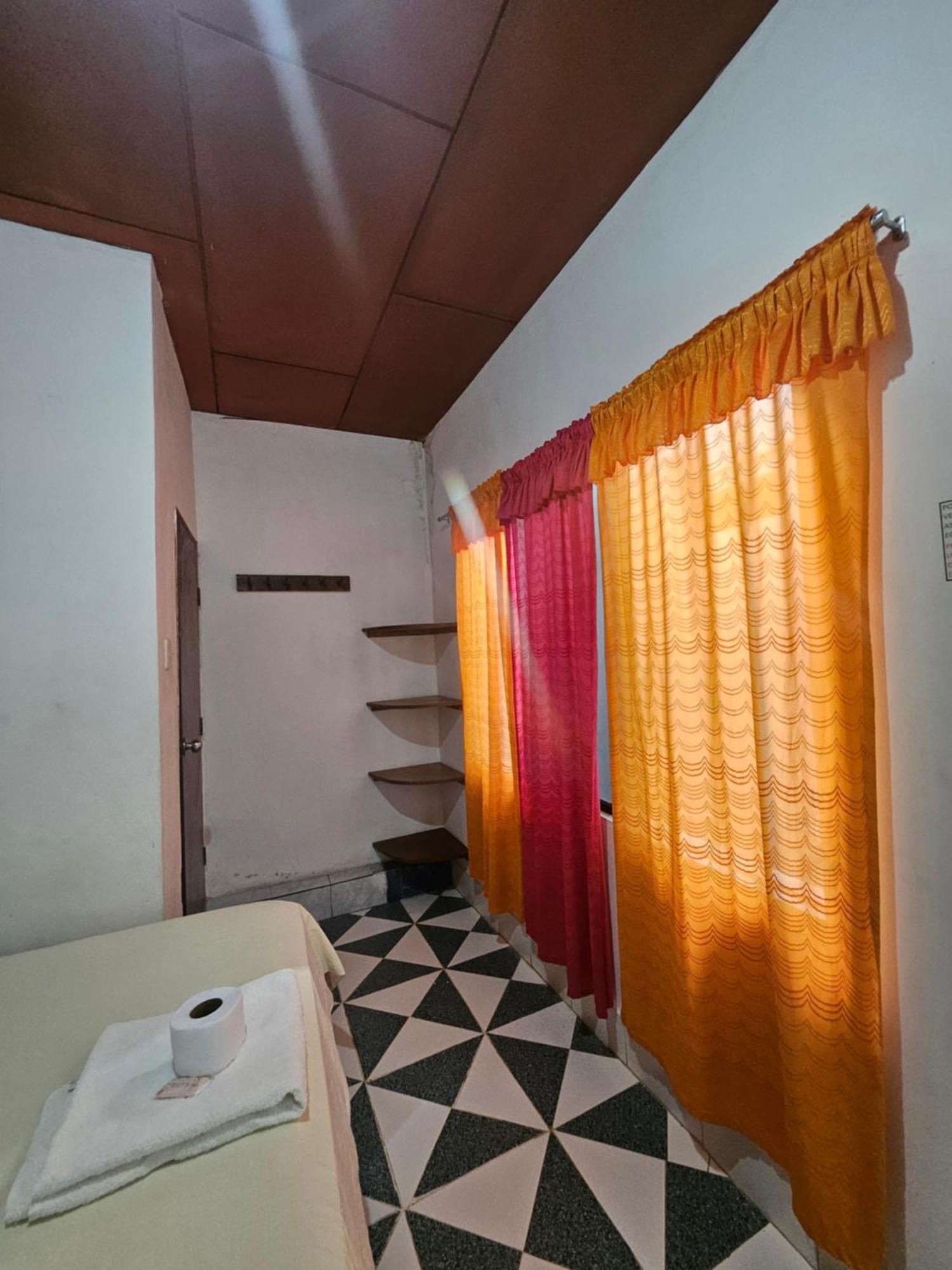 Sarisa House Hotel อีกีโตส ภายนอก รูปภาพ